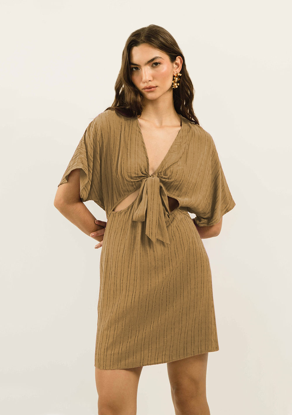 Vestido Zinco Curto Decote V Amarração Frente Marrom