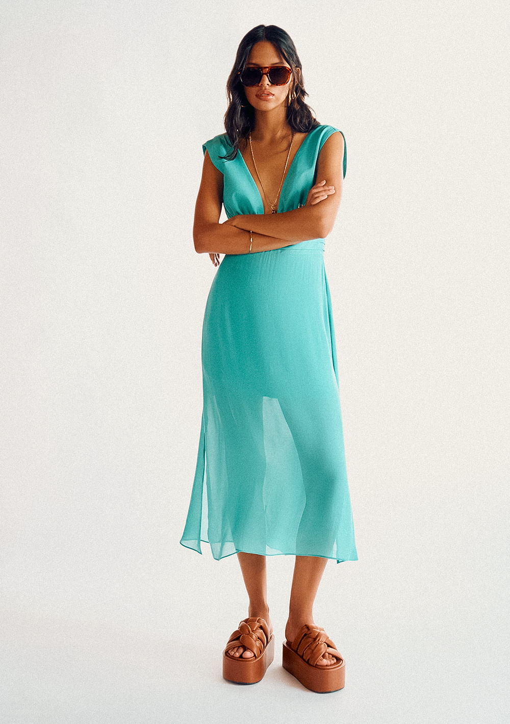 Vestido Lebôh Midi Decote Profundo Com Pregas Azul