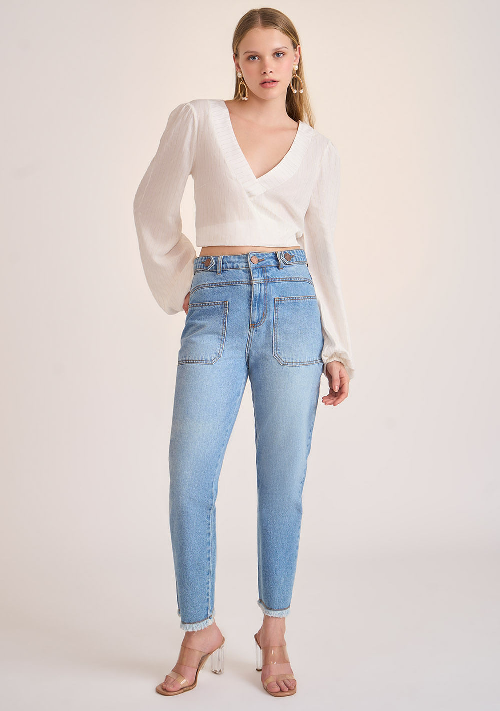 Calça Zinco Mom Cós Alto Detalhe Botão Jeans