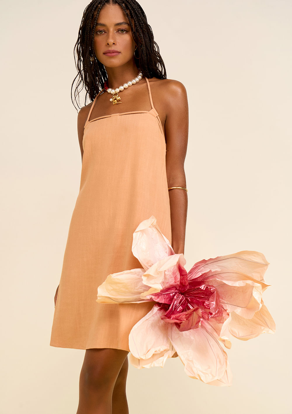 Vestido Zinco Solto Decote Reto Com Alça Curto Bege
