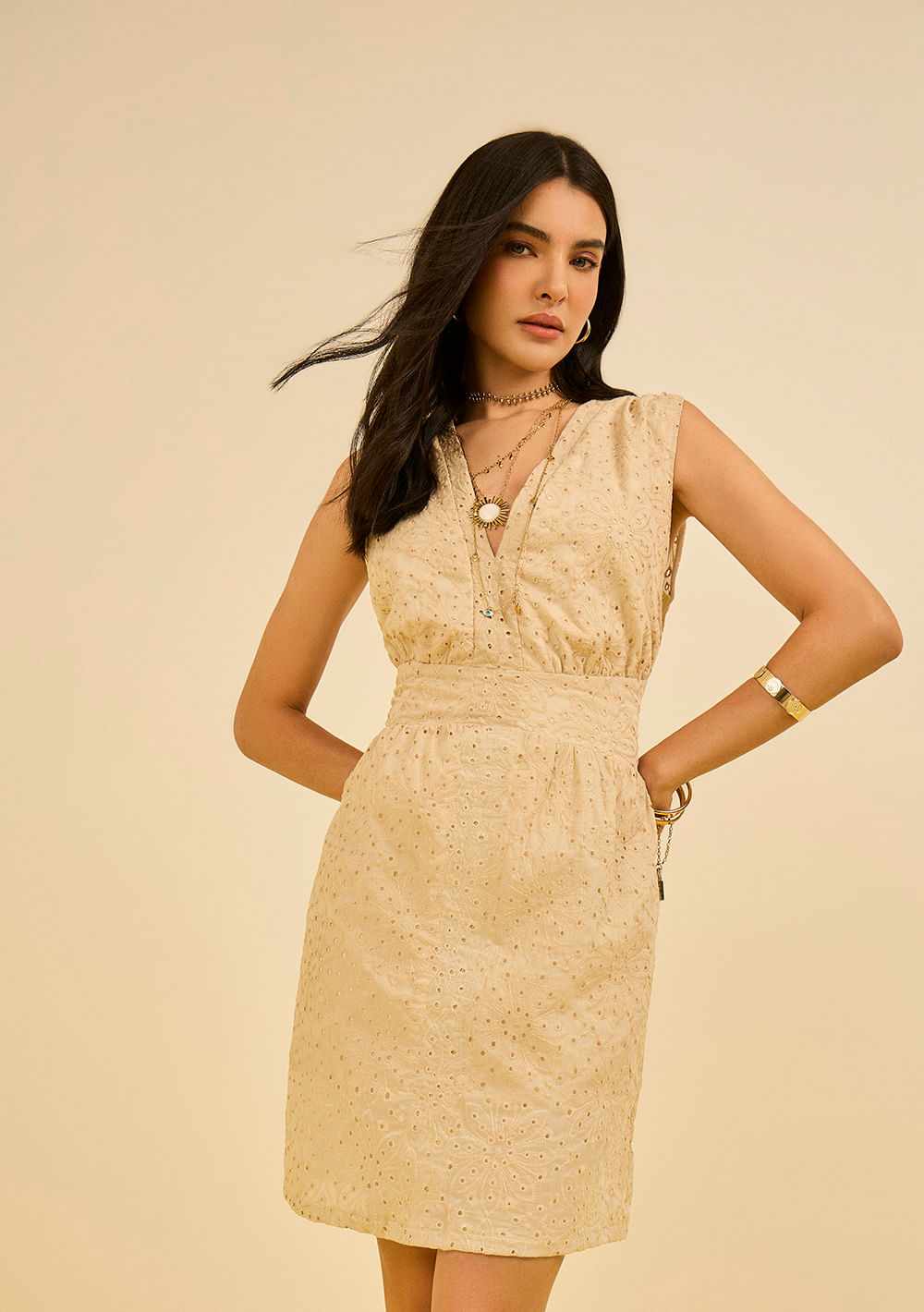 Vestido Zinco Ajustado Decote V Sem Manga Midi Amarelo