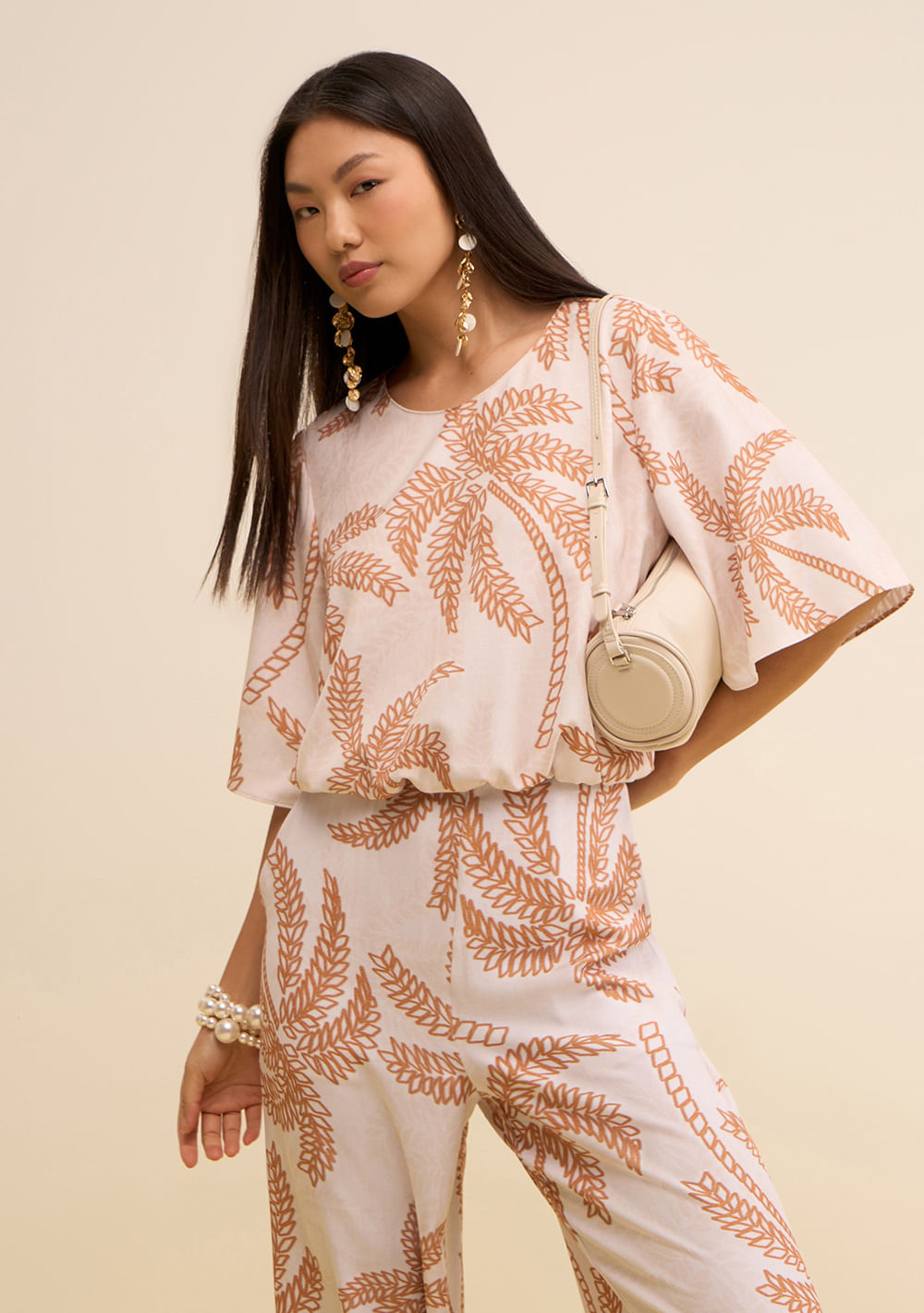 Blusa Zinco Solta Decote Careca Manga 3 Quartos Padrão Bege